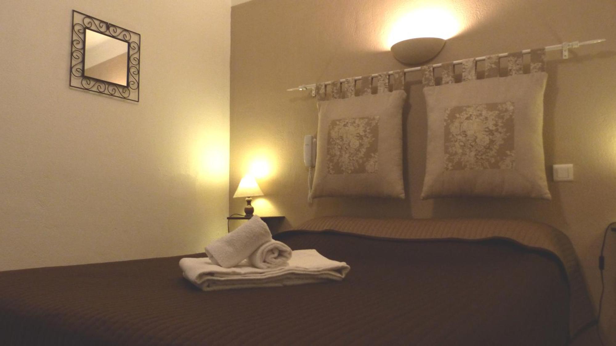 Hotel Lou Garbin Saint-Laurent-dʼAigouze Zimmer foto
