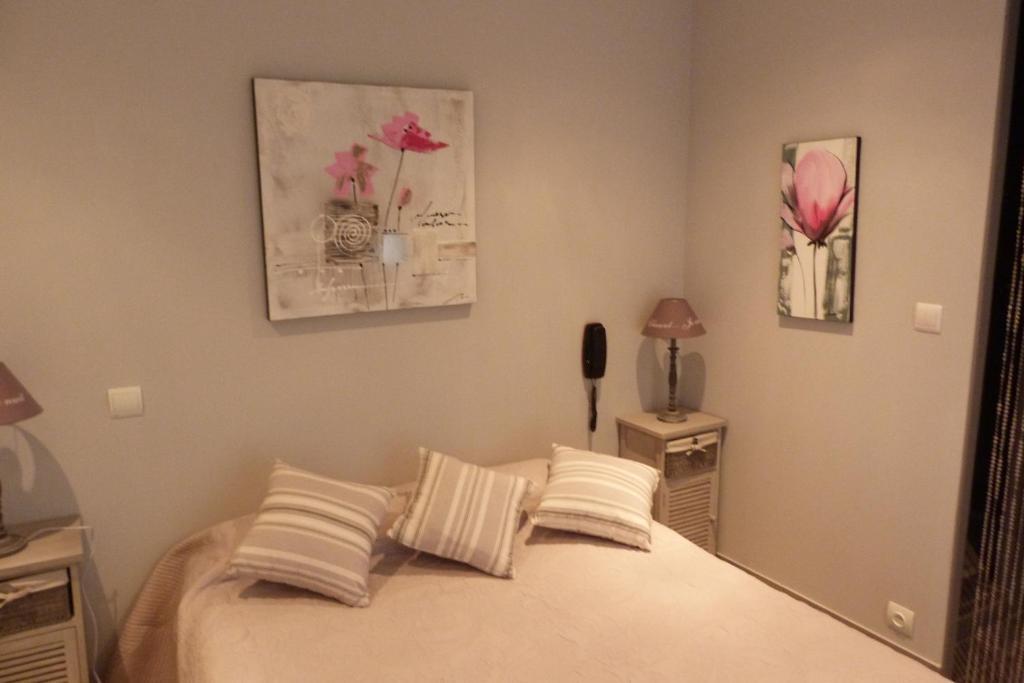 Hotel Lou Garbin Saint-Laurent-dʼAigouze Zimmer foto